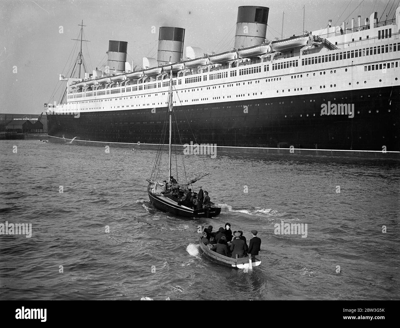 La reine Mary a des visiteurs de l'est . Des milliers de vacanciers de Pâques profitent de l'occasion offerte par les vacances pour inspecter le nouveau paquebot Queen Mary à Southampton . Les vapeur de plaisir fournissent des stands grandioses . Photos , passagers de bateau à vapeur de plaisance qui ont une vue rapprochée de la reine Mary à Southampton . 11 avril 1936 Banque D'Images