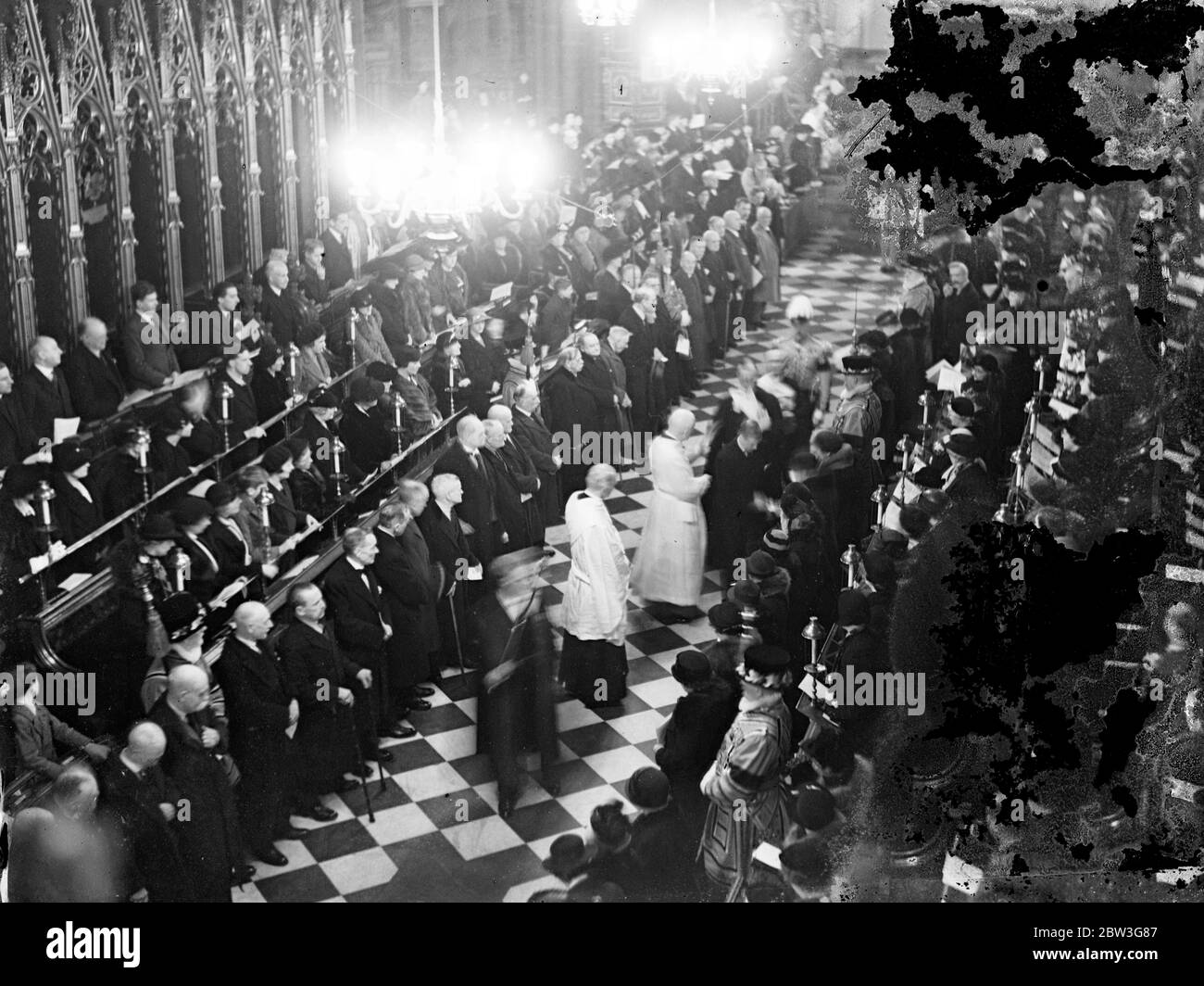 Le roi Edward VIII lui-même a participé à la cérémonie de distribution de l'argent de Maundy à l'abbaye de Westminster le jeudi de Maundy, vieux de 60 ans. Ce n'est que la deuxième fois qu'un roi régnant assiste au service en 200 ans . Le regretté King George était présent en 1934 . Au service, le roi a remis les pièces spécialement conçues à autant d'hommes et de femmes âgés méritants qu'il a des années d'âge , 42 . Quatre-vingt-quatre personnes ont bénéficié . Les messieurs de l'Almonry royal portaient des serviettes pendant la cérémonie pour symboliser le temps , il y a cent ans , quand le roi a lavé les pieds des pauvres . Spectacle de photos Banque D'Images