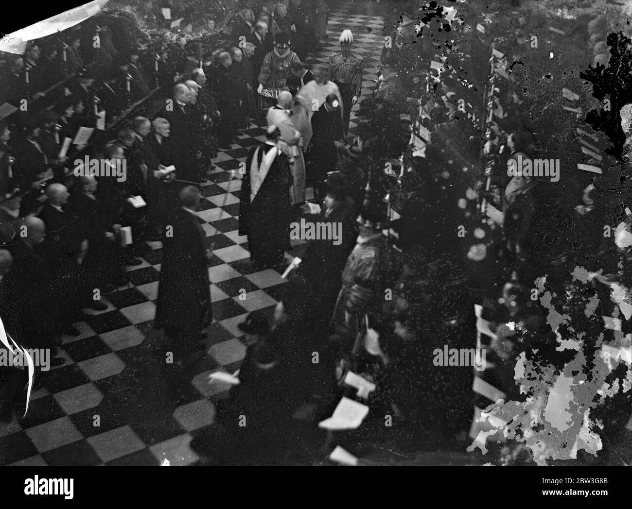 Le roi Edward VIII lui-même a participé à la cérémonie de distribution de l'argent de Maundy à l'abbaye de Westminster le jeudi de Maundy, vieux de 60 ans. Ce n'est que la deuxième fois qu'un roi régnant assiste au service en 200 ans . Le regretté King George était présent en 1934 . Au service, le roi a remis les pièces spécialement conçues à autant d'hommes et de femmes âgés méritants qu'il a des années d'âge , 42 . Quatre-vingt-quatre personnes ont bénéficié . Les messieurs de l'Almonry royal portaient des serviettes pendant la cérémonie pour symboliser le temps , il y a cent ans , quand le roi a lavé les pieds des pauvres . Spectacle de photos Banque D'Images