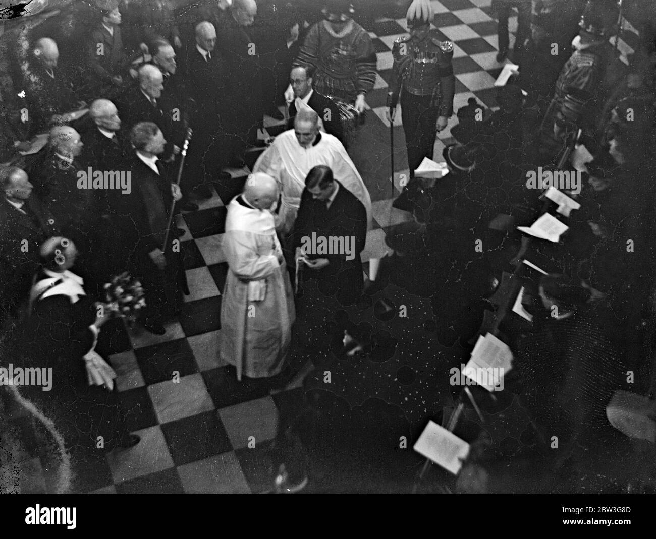 Le roi Edward lui-même distribue l'argent de Maundy lors d'une cérémonie historique . Le roi Edward lui-même a participé à la cérémonie de distribution de l'argent de Maundy à l'abbaye de Westminster, qui a eu lieu jeudi à Maundy, il y a 60 ans. Ce n'est que la deuxième fois qu'un roi régnant assiste au service en 200 ans . Le regretté King George était présent en 1934 . Au service, le roi a remis les pièces spécialement conçues à autant d'hommes et de femmes âgés méritants qu'il a des années d'âge , 42 . Quatre-vingt-quatre personnes ont bénéficié . Les messieurs de l'Almonry royal portaient des serviettes pendant la cérémonie pour symboliser le temps , cent ' s d'années Banque D'Images