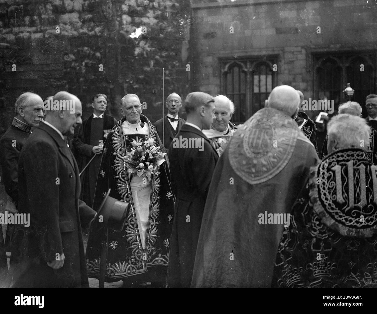 Le roi Edward lui-même a participé à la cérémonie de distribution de l'argent de Maundy à l'abbaye de Westminster, qui a eu lieu jeudi à Maundy, il y a 60 ans. Ce n'est que la deuxième fois qu'un roi régnant assiste au service en 200 ans . Le regretté King George était présent en 1934 . Au service, le roi a remis les pièces spécialement conçues à autant d'hommes et de femmes âgés méritants qu'il a des années d'âge , 42 . Quatre-vingt-quatre personnes ont bénéficié . Les messieurs de l'Almonry royal portaient des serviettes pendant la cérémonie pour symboliser le temps , il y a cent ans , quand le roi a lavé les pieds des pauvres . Photos , t Banque D'Images