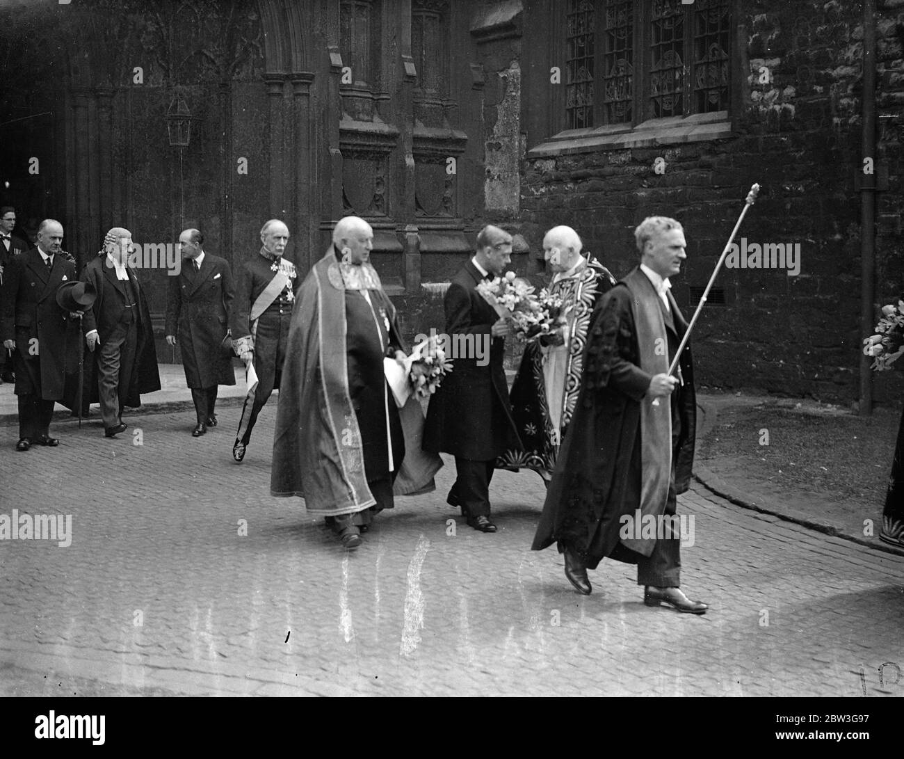 Le roi Edward lui-même distribue l'argent de Maundy lors d'une cérémonie historique . Le roi Edward lui-même a participé à la cérémonie de distribution de l'argent de Maundy à l'abbaye de Westminster, qui a eu lieu jeudi à Maundy, il y a 60 ans. Ce n'est que la deuxième fois qu'un roi régnant assiste au service en 200 ans . Le regretté King George était présent en 1934 . Au service, le roi a remis les pièces spécialement conçues à autant d'hommes et de femmes âgés méritants qu'il a des années d'âge , 42 . Quatre-vingt-quatre personnes ont bénéficié . Les messieurs de l'Almonry royal portaient des serviettes pendant la cérémonie pour symboliser le temps , cent ' s d'années Banque D'Images
