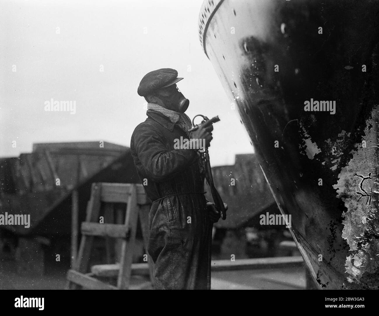 Construction navale à quelques kilomètres de Londres . A quelques kilomètres de Londres , leur existence connue seulement des hommes dont les moyens de subsistance se trouvent sur les fleuves de l'Angleterre sont les chantiers navals où la majorité des barges et des grands navires pour le trafic fluvial de l'Angleterre sont construits . Méthodes de construction navale testées tout au long des années mars avec les derniers moyens de production à Pollock ' s Faversham ( Kent ) yards . D'énormes machines électriques tonnent à côté de la main de travail pour produire les péniches familières vues sur les cours d'eau de l'Angleterre . Ici , en raison de l'étroitesse de la rivière , le compliet Banque D'Images