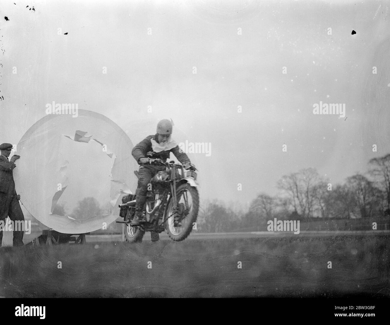 Les cavaliers répètent les sensations fortes du lundi de Pâques au Crystal Palace . Beaucoup de coureurs de piste et d'essais de terre bien connus répètent au Crystal Palace , Londres , pour le lundi de Pâques , cycle moteur , gymkhana . Photos , Nobby Clarke , le célèbre pilote , qui a répété un saut à moteur au Crystal Palace . 8 avril 1936 Banque D'Images