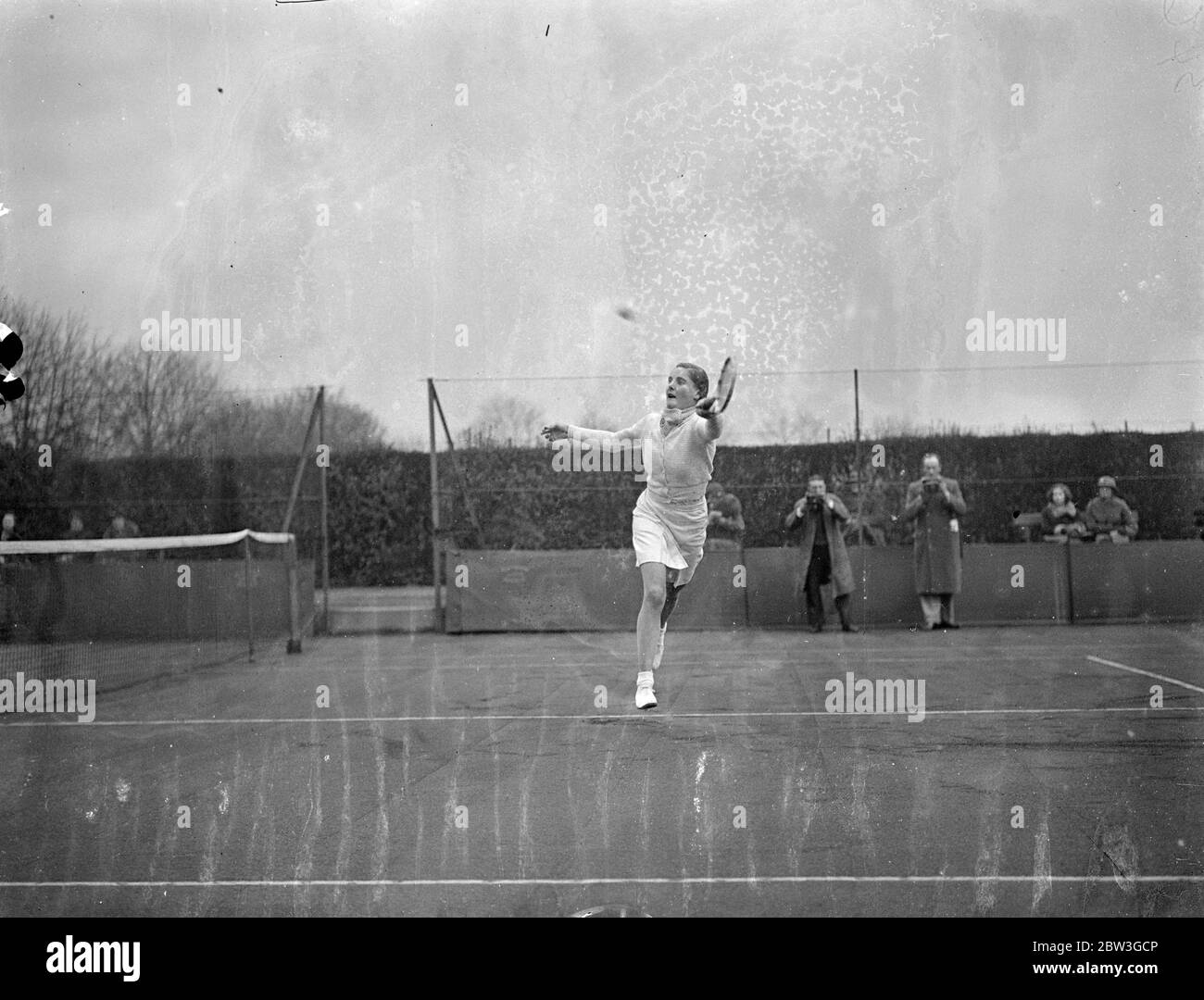 Mlle Stammers bat Miss Engel à Roehampton sans perdre la partie . Mlle Kay Stammers , Grande-Bretagne ' conjoint No1 joueuse de tennis , batte Miss M Engel 6 - 0 , 6 - 0 dans les championnats de Surrey Jard courts à Roehampton . Mlle Stammers là qui a fait sa première apparition sur un court de Londres cette saison portait un foulard attaché comme un cravat tout au long du match . Photos , Mlle Kay Stammers en action contre Mlle M Engel . 7 avril 1936 Banque D'Images