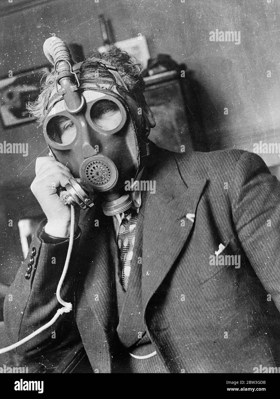 Nouveau masque de gaz permettant à l'utilisateur de téléphoner . Un nouveau type de masque à gaz permettant à l'utilisateur d'utiliser le téléphone a été proposé par son inventeur au ministère de la Marine. Le masque à gaz est considéré comme l'un des plus développés en France jusqu'à présent , et est spécialement conçu pour une utilisation en mer . 7 avril 1936 Banque D'Images
