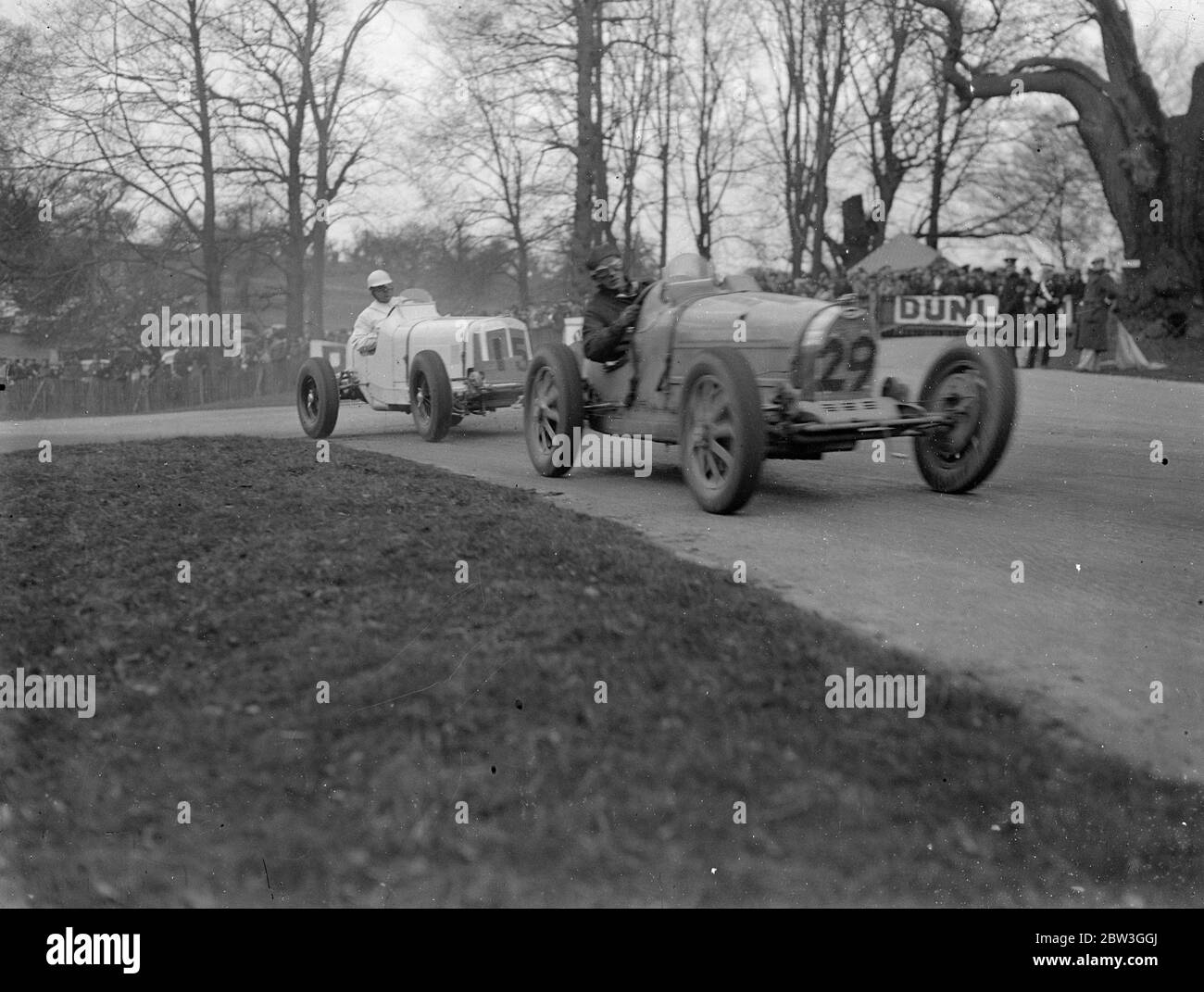 Seaman remporte la première grande course de la saison moyenne 66 . 33 mph . Conduire sa Maserati à une vitesse moyenne de 66 milles à l'heure , RJB Seaman The British Empire Trophy Race , première course de route classique britannique de la saison à Donington Park , près de Derby . P G Fairfield ( E R A ) était deuxième et D G Everitt ( Alfa Romeo ) troisième . Vingt-sept des plus grands pilotes de course de Grande-Bretagne ont participé et vingt mille spectateurs ont assisté à la course . Photos , N S Brocklebank de Bugatti et Cyril Paul , dans ERA à la épingle à cheveux . 4 avril 1936 Banque D'Images