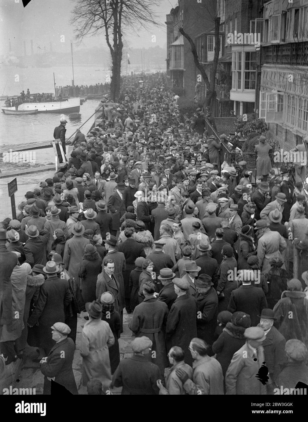 Les grandes foules brave le temps froid pour voir Cambridge gagner encore une course en bateau . La foule sur le chemin de halage à Hammersmith. 4 avril 1935 Banque D'Images
