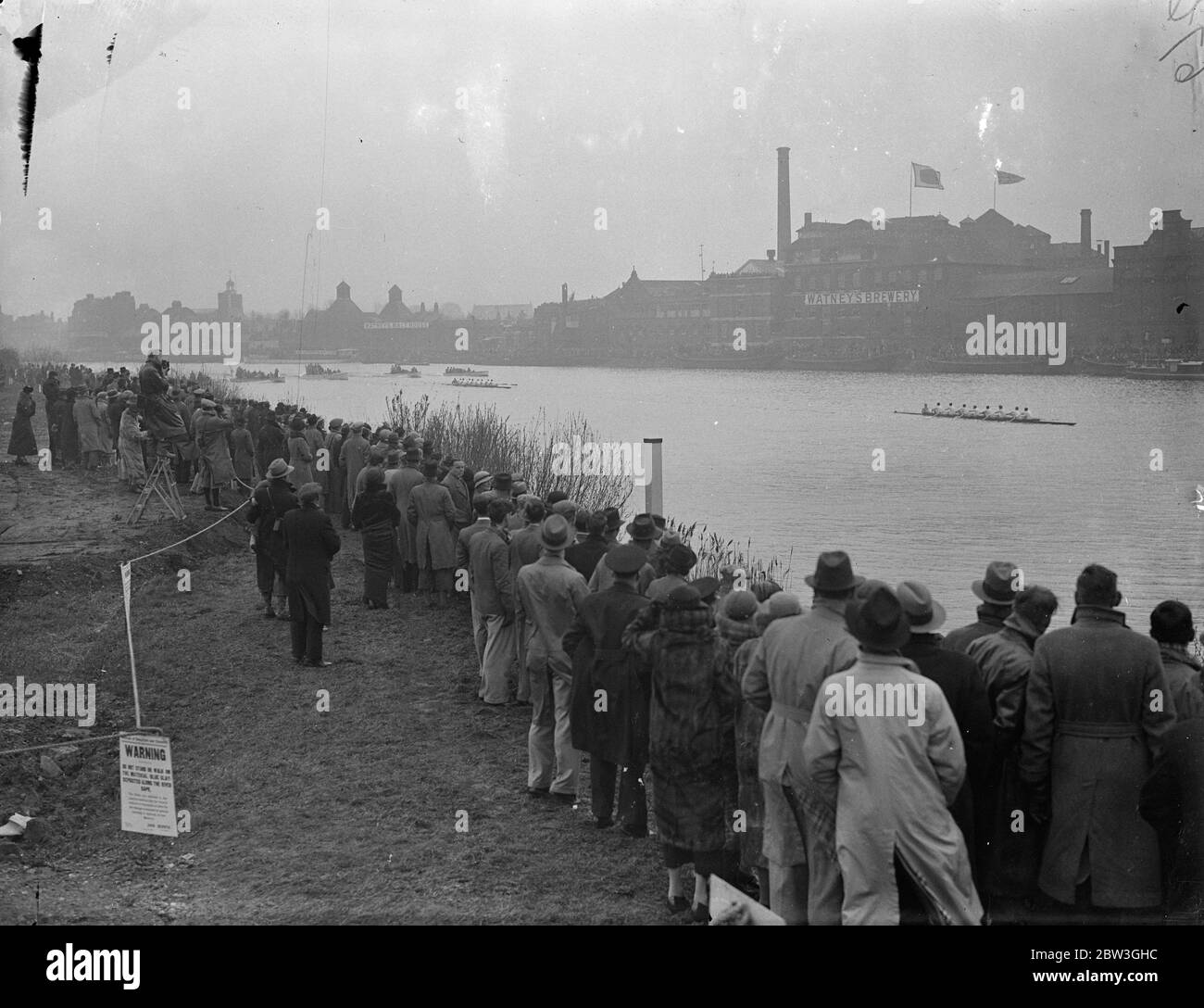 Cambridge gagne la course de bateau pour la treizième année de succession . La fin de la course avec Cambridge gagnant . 4 avril 1935 Banque D'Images
