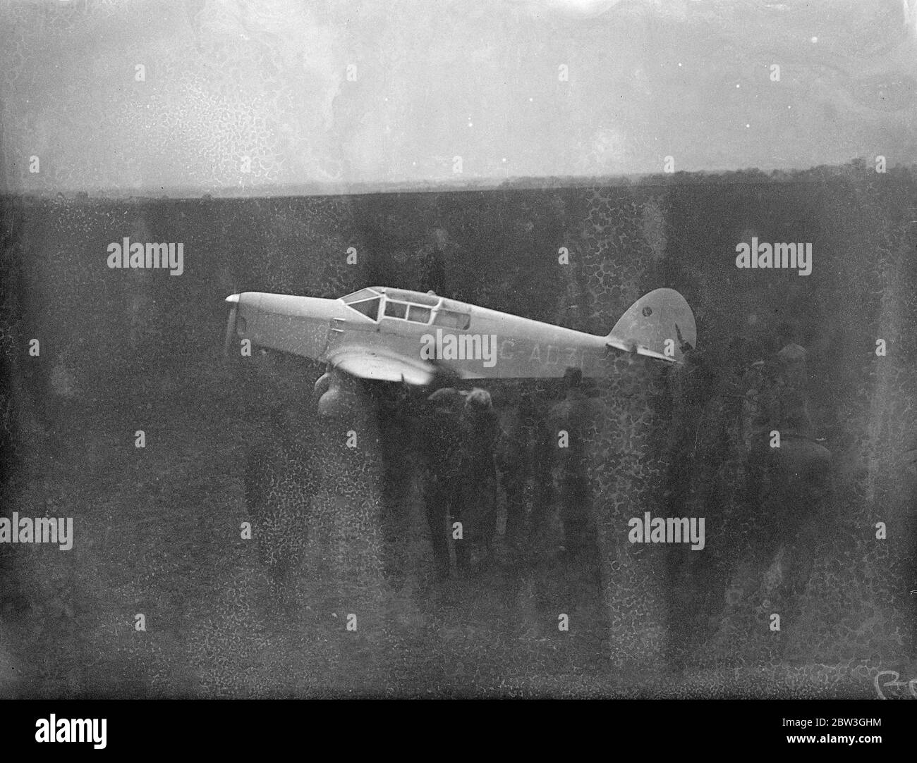 Amy Mollison commence un vol secret pour le Cap . Amy Mollison a fait la plus grande tentative de sa carrière de pilote lorsqu'elle a quitté l'aérodrome de Gravesend à 5 . 40 heures vendredi ( aujourd'hui ) pour voler seul au cap et briser le record de trois jours , 17 heures mis en place par Tommy Rose il ya quelques semaines . Son secret avait été étroitement gardé jusqu'au dernier moment . La photo montre , la scène comme le vol a commencé à l'aube . 3 avril 1936 Banque D'Images