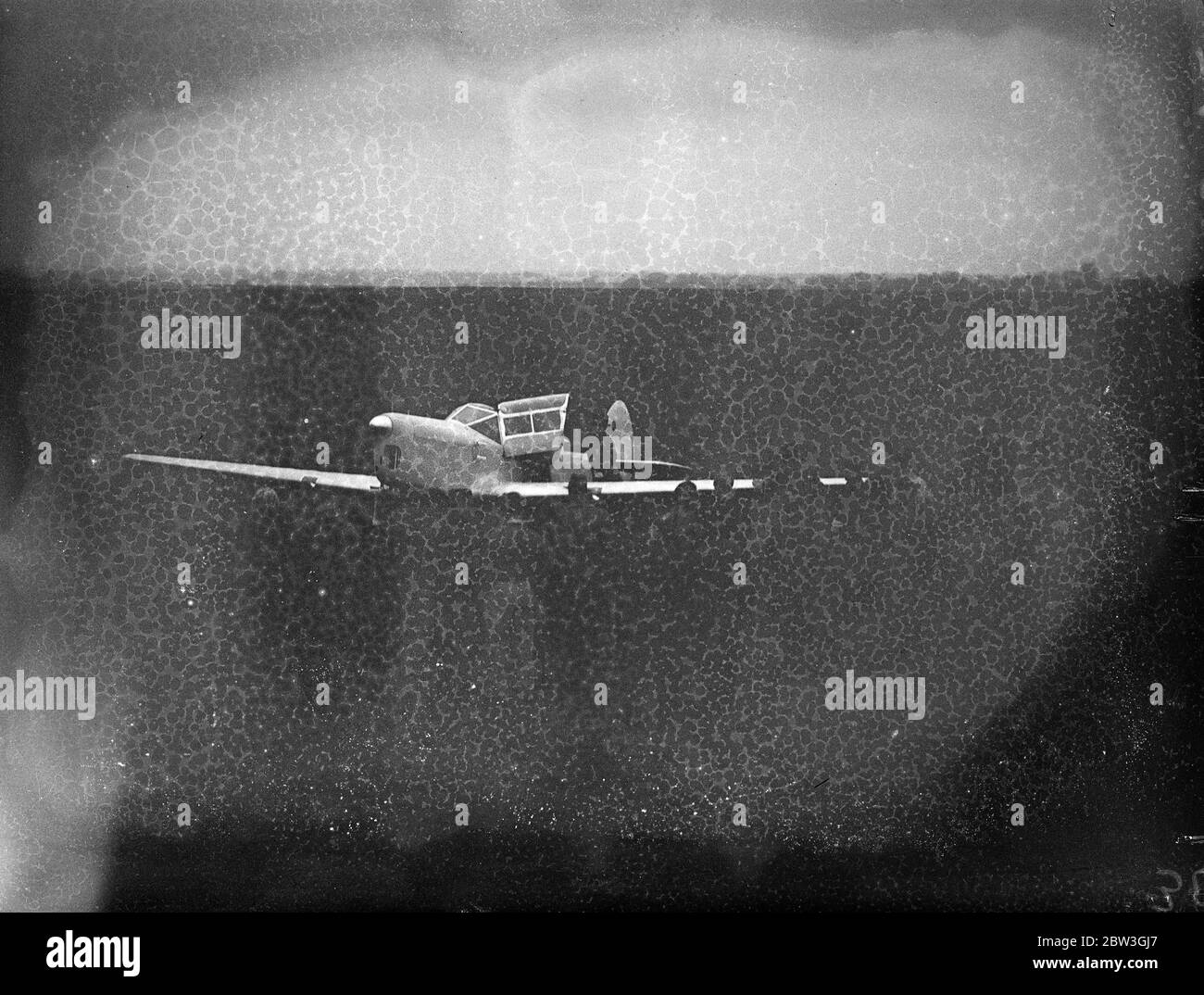 Amy Mollison commence un vol secret pour le Cap . Amy Mollison a fait la plus grande tentative de sa carrière de pilote lorsqu'elle a quitté l'aérodrome de Gravesend à 5 . 40 heures vendredi ( aujourd'hui ) pour voler seul au cap et briser le record de trois jours , 17 heures mis en place par Tommy Rose il ya quelques semaines . Son secret avait été étroitement gardé jusqu'au dernier moment . La photo montre , la scène comme le vol a commencé à l'aube . 3 avril 1936 Banque D'Images