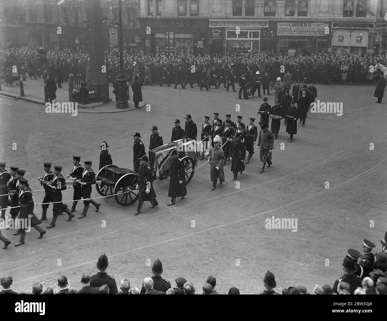 Cortège funéraire de Earl Beatty de Horse Guards à St Paul . Deux Royal Dukes , le duc de York , représentant le roi , Et le duc de Kent marcha derrière le cercueil quand la procession funéraire de l'amiral de la flotte Earl Beatty passa par les rues de Londres en passant des gardes à cheval à la cathédrale Saint-Paul , Où le corps a été posé pour se reposer près de la tombe de Lord Nelson . Le cercueil était couvert du drapeau qui a été tiré du vaisseau amiral de Beatty à la bataille de Jutland . Spectacles de photos , le cortege traversant Lagate Circus . 16 mars 1936 Banque D'Images