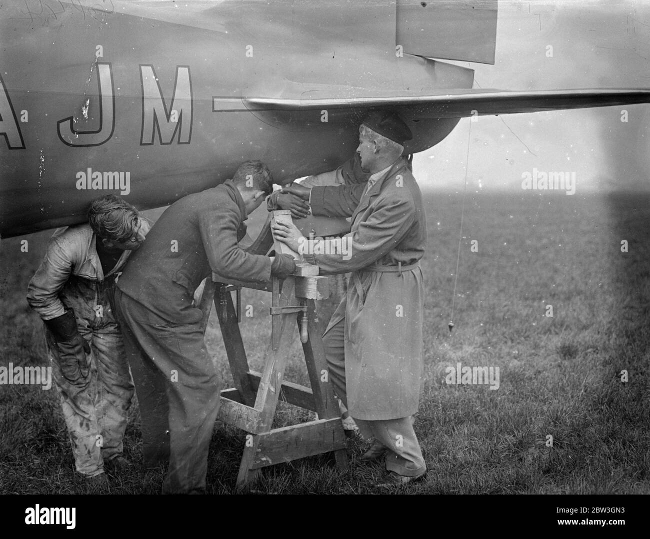 Melrose se prépare pour le vol en Australie . M. J C Melrose , les jeunes aviateurs australiens qui ont établi un record non officiel de l'Australie en Angleterre en 1934 , prépare le nouveau type d'avion passager dans lequel il doit faire un bon vol de bonne volonté vers l'Australie pour les célébrations de Centernary , à Heston . Il quittera l'aérodrome de Heston demain ( samedi ) . Il utilisera la machine a ' Heston Aircraft six seater cabine monoplan ' , pour établir un service de taxi aérien à Adélaïde , en Australie méridionale , où il vit . La photo montre M. J C Melrose manœuvrant l'avion pour la vérification de la boussole . 3 avril 1936 Banque D'Images