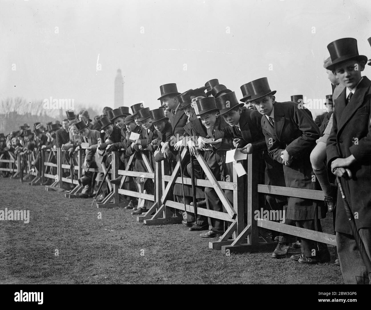 Top chapeaux à Westminster sports scolaires . Haut éclos écoliers regardant les sports . 21 mars 1935 Banque D'Images
