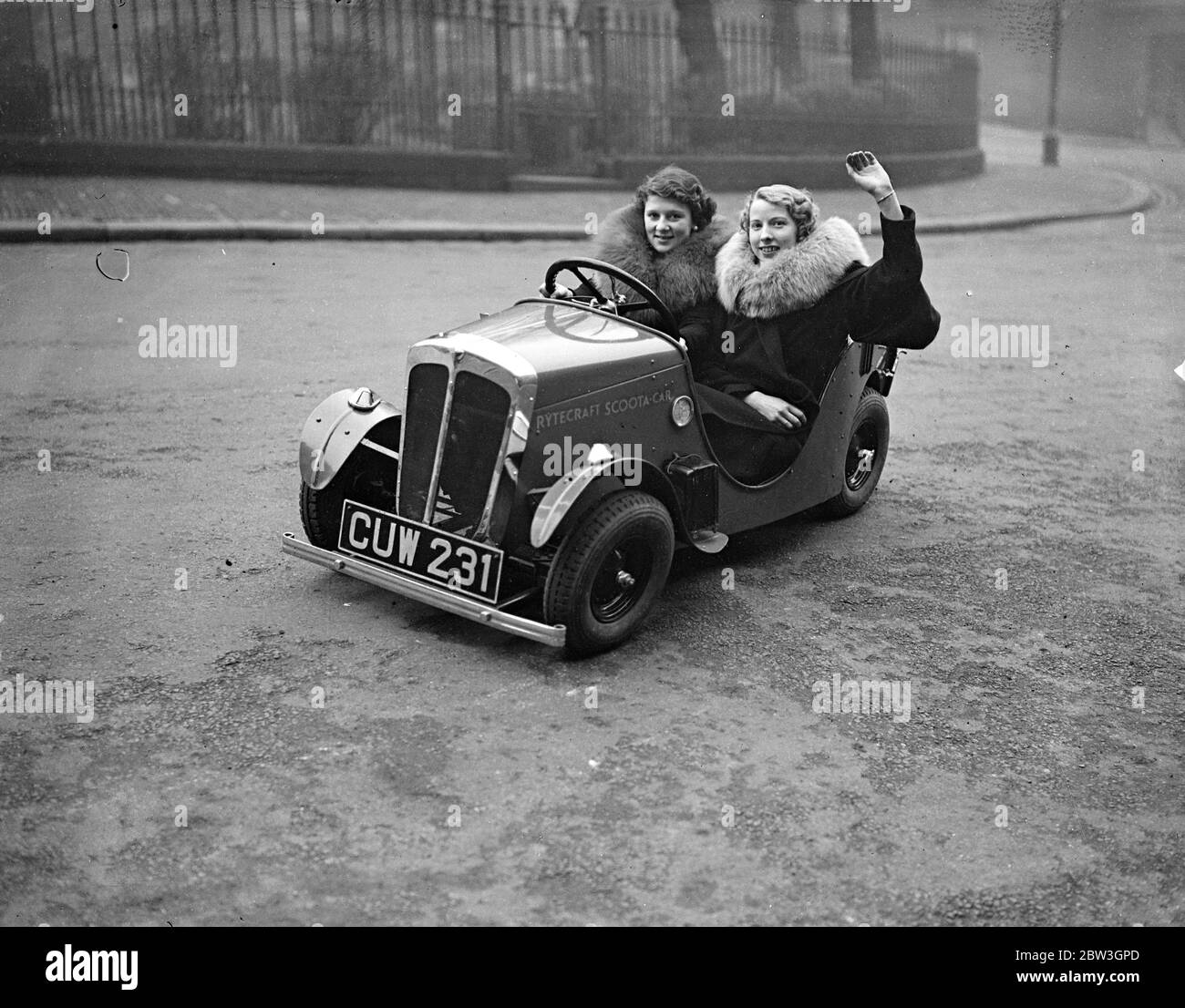 Voiture britannique la moins chère démontrée à Londres . À et un demi-cheval moteur voyage 80 miles sur gallon d'essence . La nouvelle voiture scouts . 2 avril 1935 Banque D'Images