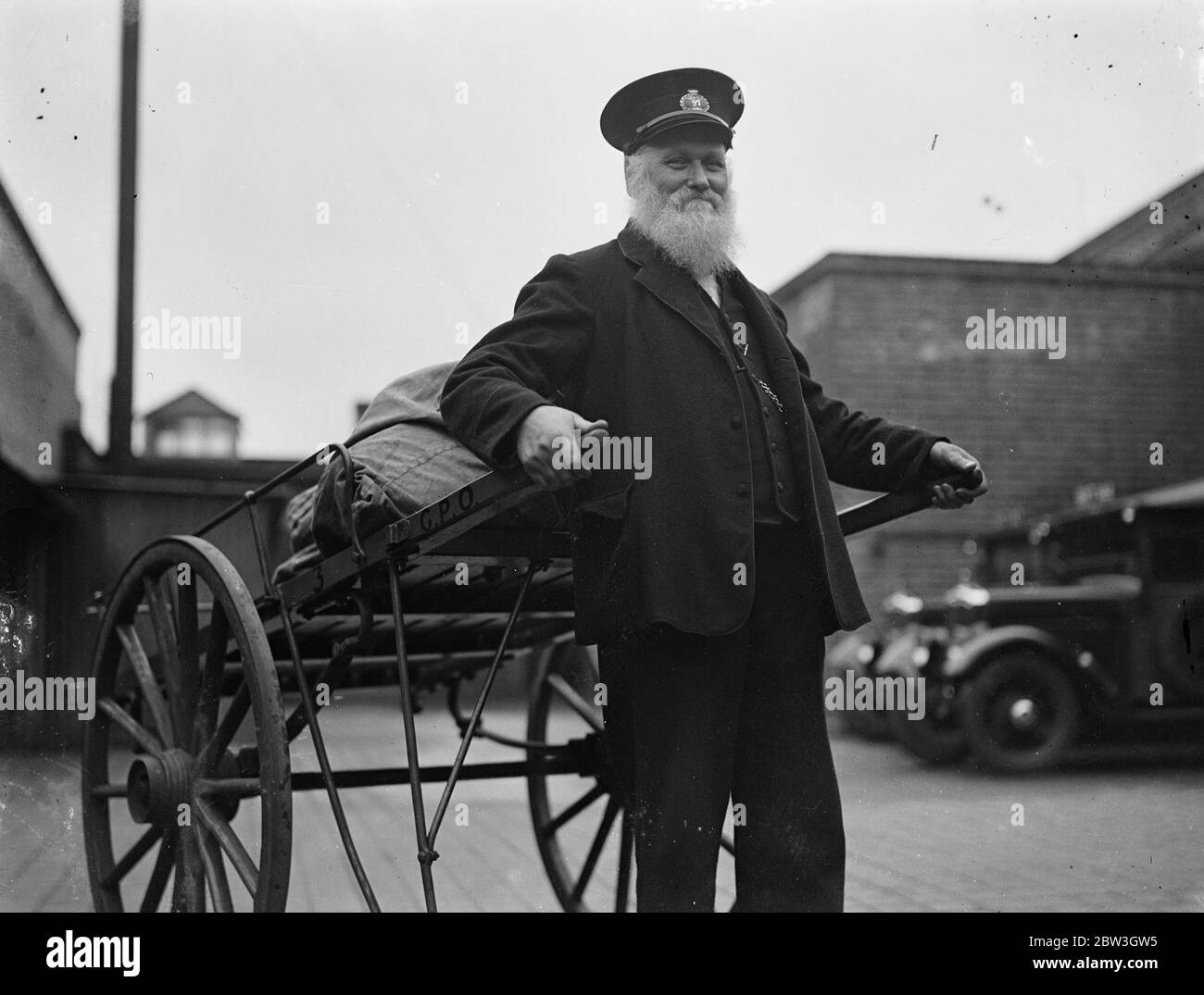 Le dernier postman barbu de Londres . 68 et toujours en fonctionnement . M. T W Hills barbu au travail à East Street , dépôt Barking . 3 avril 1935 Banque D'Images