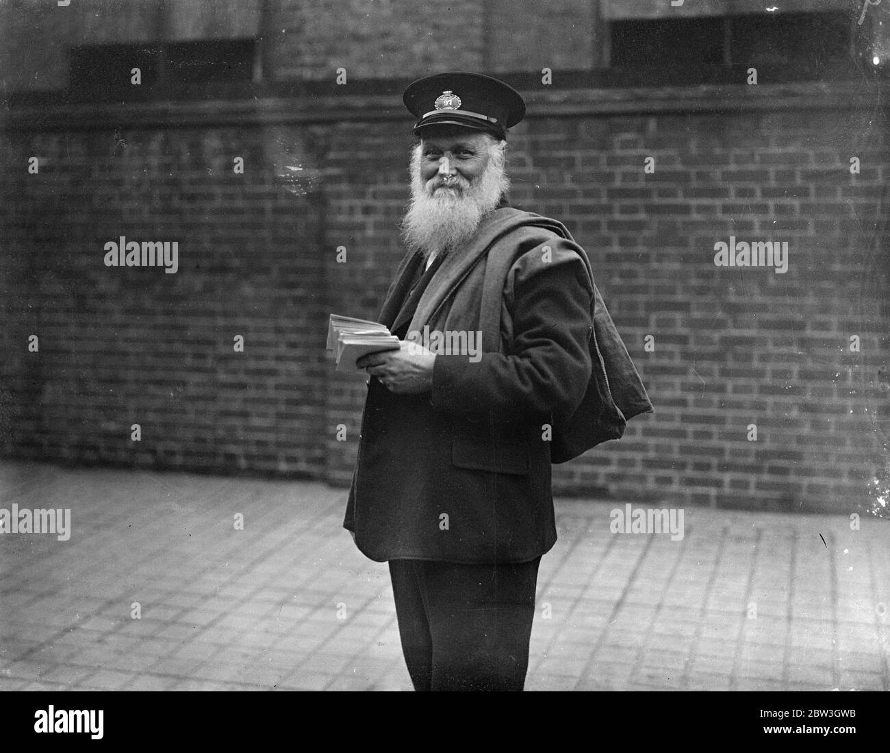 Le dernier postman barbu de Londres . 68 et toujours en fonctionnement . M. T W Hills barbu au travail à East Street , dépôt Barking . 3 avril 1935 Banque D'Images