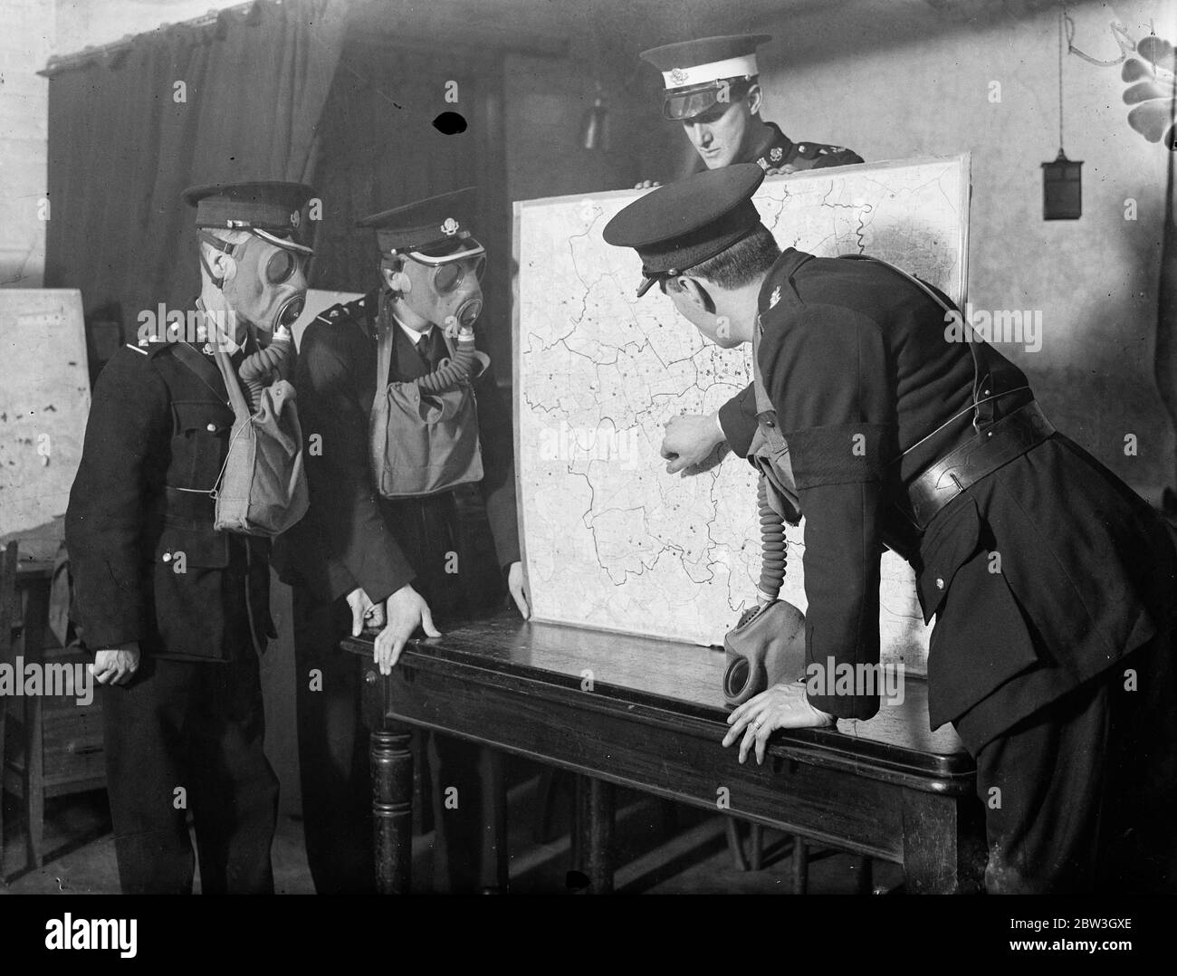 Les nouveaux agents de sécurité en RAID aérien réfléchissent aux moyens de protéger les Londoniens . Les officiers de précautions en matière de RAID aérien discutent d'une carte de Londres et de la vulnérabilité de la ville aux attaques aériennes à Clerkenwell . 17 mars 1935 Banque D'Images