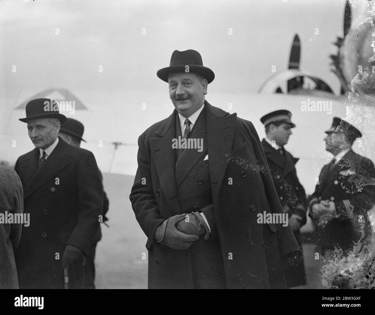 M Flandin laisse au gouvernement français un rapport sur la déclaration de l'Allemagne à la Ligue . M Flandin , ministre français des Affaires étrangères , a quitté Croydon par avion pour que Paris fasse rapport à son gouvernement sur Herr von Ribbentrop , a déclaré le représentant d'Hitler au Conseil . «nous considérons le Traité de Locarno comme mort , et non par la faute de l'Allemagne . Photos , M Flandin à pied de l'avion à Croydon . 19 mars 1936 Banque D'Images