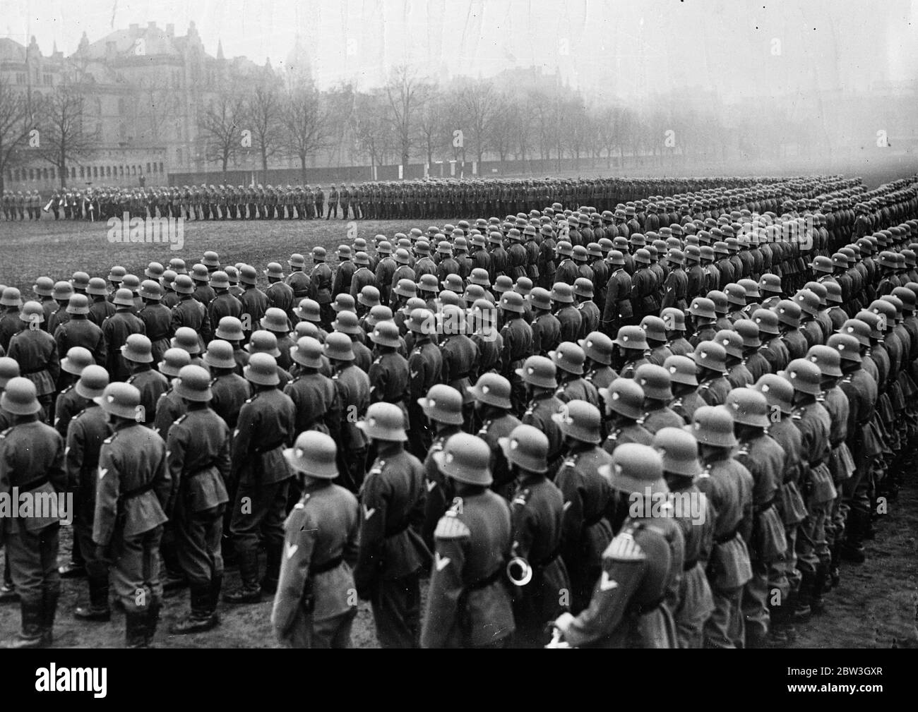 L'Allemagne célèbre le premier anniversaire de la restauration de la liberté militaire . Troupes célébrant l'anniversaire sur une place de caserne à Berlin . 17 mars 1935 Banque D'Images