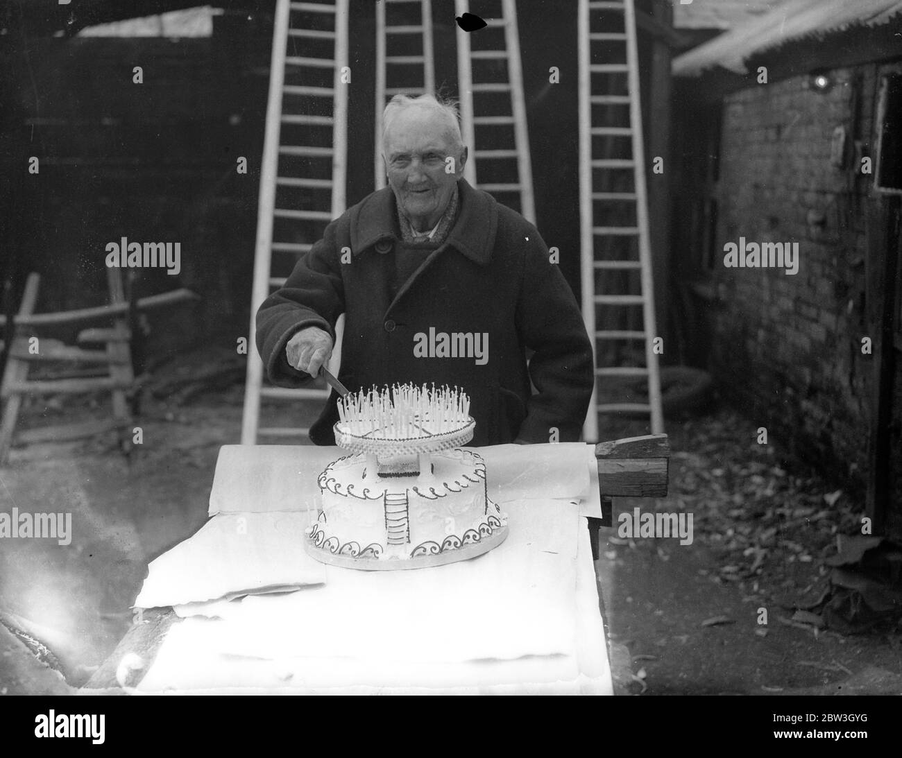 Southampton Ladder King est prêt pour son 105e anniversaire . M. James Miles avec son immense gâteau d'anniversaire portant 105 bougies . 16 mars 1935 Banque D'Images