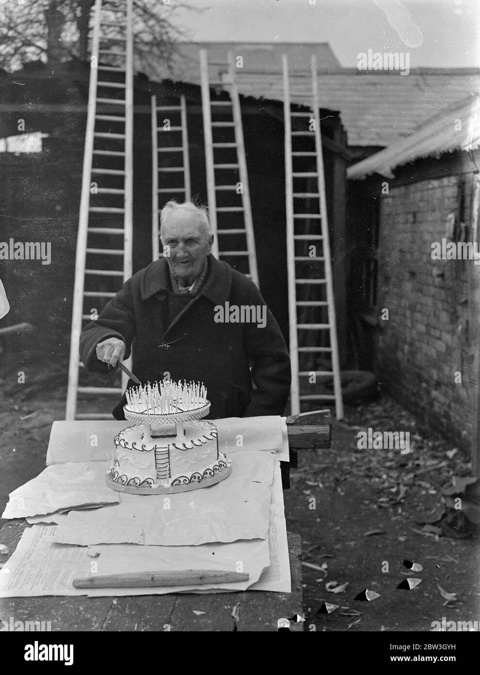 Southampton Ladder King est prêt pour son 105e anniversaire . M. James Miles avec son immense gâteau d'anniversaire portant 105 bougies . 16 mars 1935 Banque D'Images