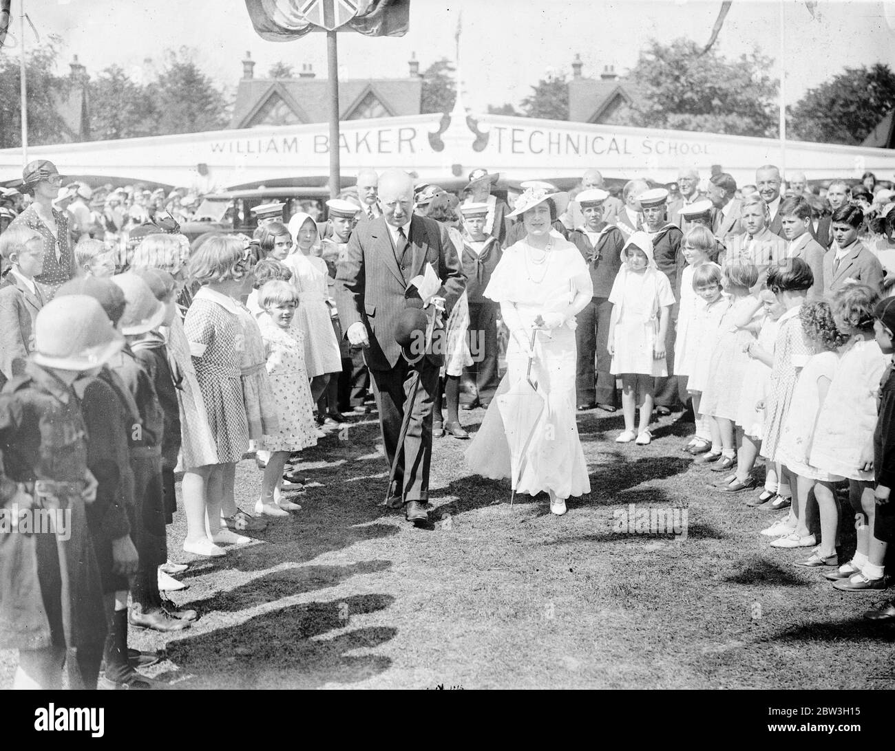 Duchesse de York au village modèle de Barnardo , à Barkingside , Essex , en relation avec les célébrations du jour du fondateur .. 29 juin 1935 Banque D'Images