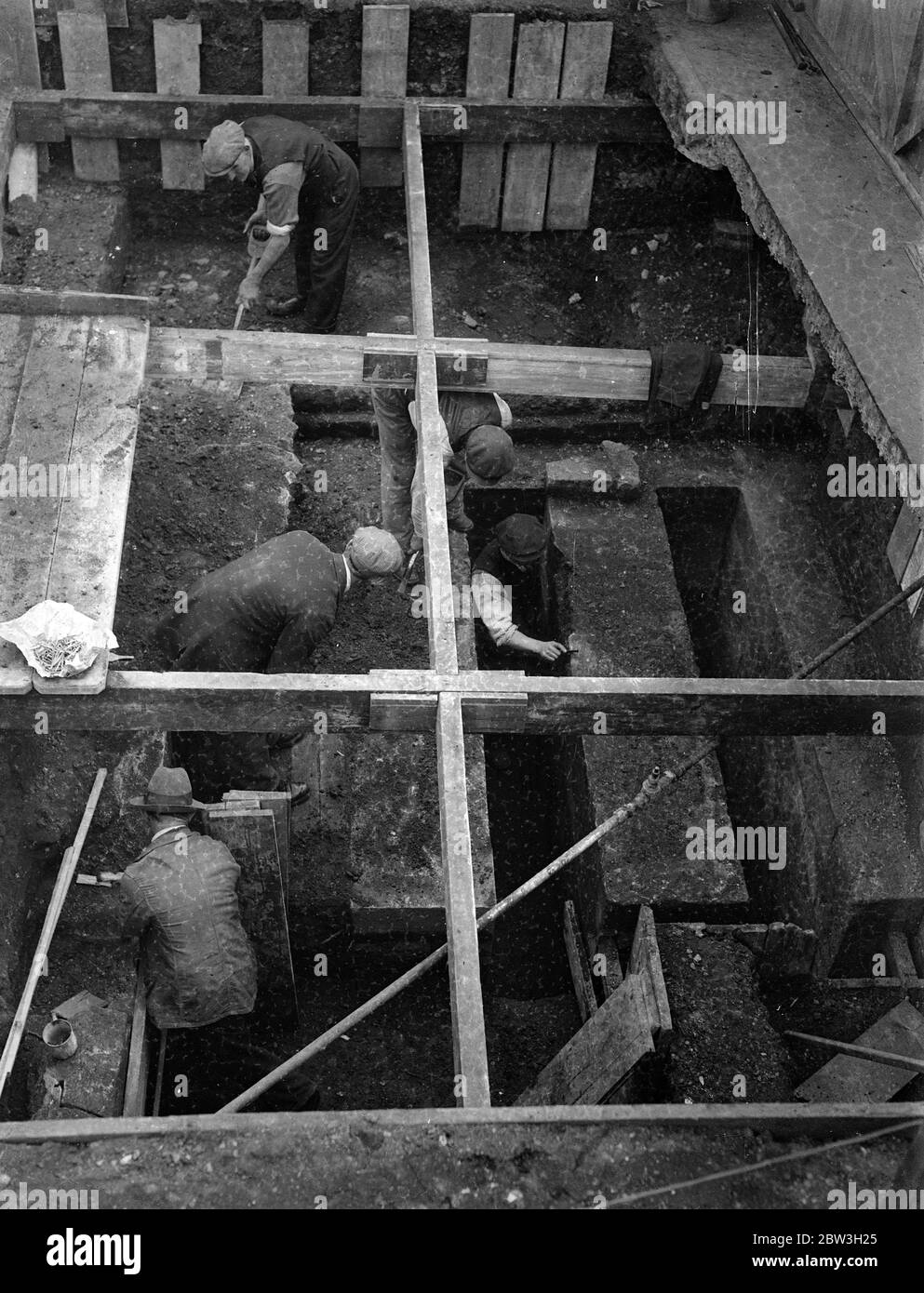 Ancien pont-levis découvert à la Tour de Londres . Un pont-levis à cinq pieds sous la surface a été découvert lorsque la cause d'une affaissement à l'entrée de la Tour de Londres a été étudiée . On pense probablement que les fouilles , qui doivent être poursuivies , fourniront un complément précieux à la connaissance de l'histor précoce de la Tour . La subsidence s'est produite après la pluie récente dans le petit vert triangulaire à l'intérieur de la palisade où se trouve le sentinelle . Puis les tentatives de le remplir dans l'échec de creusage a commencé . De grandes dalles de maçonnerie ont été bientôt trouvées et d'autres excavations ont révélé des cahas Banque D'Images