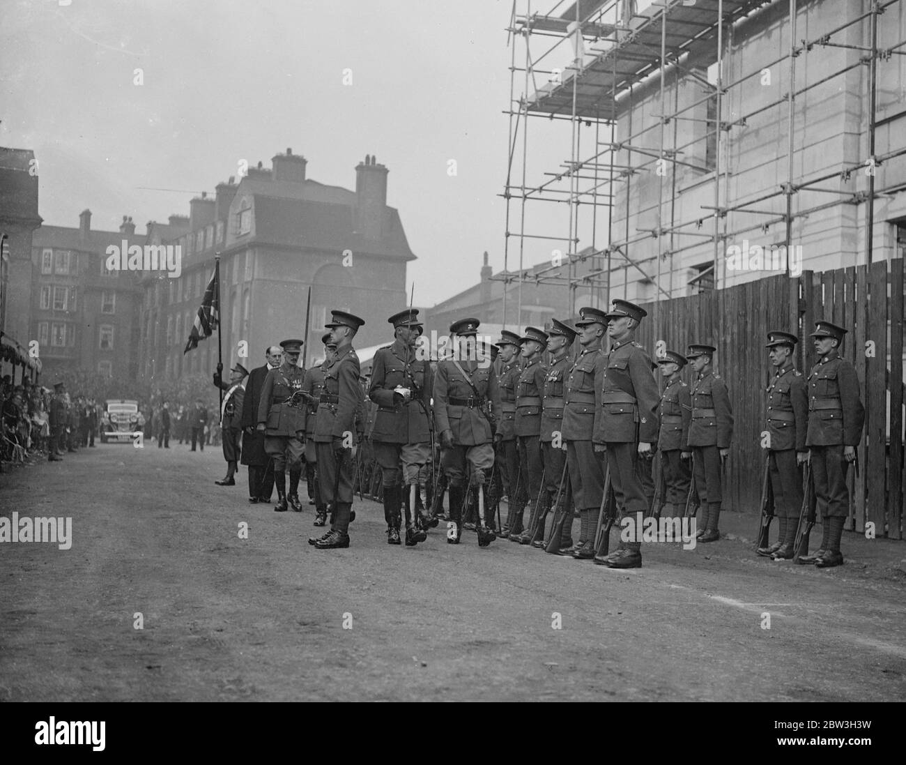 Le duc de Gloucester ouvre le nouveau siège du 10e London Regiment, dans la rue Hillman , Hackney . Le duc de Gloucester inspectant la garde d'honneur sous le commandement du major K H H Allen , 10e Régiment de Londres . 12 octobre 1935 Banque D'Images