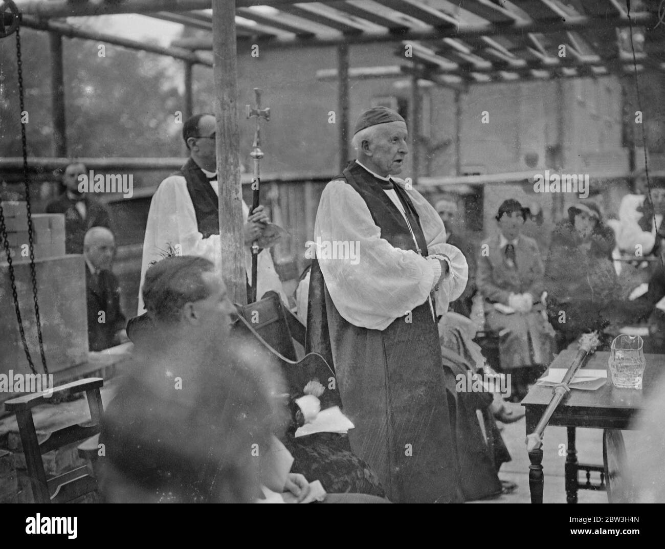 L'archevêque de Canterbury consacre la pierre de fondation de la nouvelle église - Eglise de Saint Jean le Divin Séladon , Surrey . L'archevêque de Canterbury s'adressant à la congrégation . 26 octobre 1935 Banque D'Images