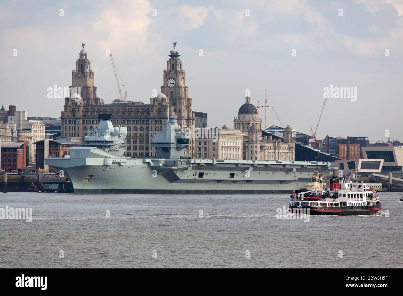 Ville de Liverpool, Angleterre. Vue du HMS Queen Elizabeth à l'amarrage du terminal de croisière de Liverpool, avec les bâtiments Cunard en arrière-plan. Banque D'Images