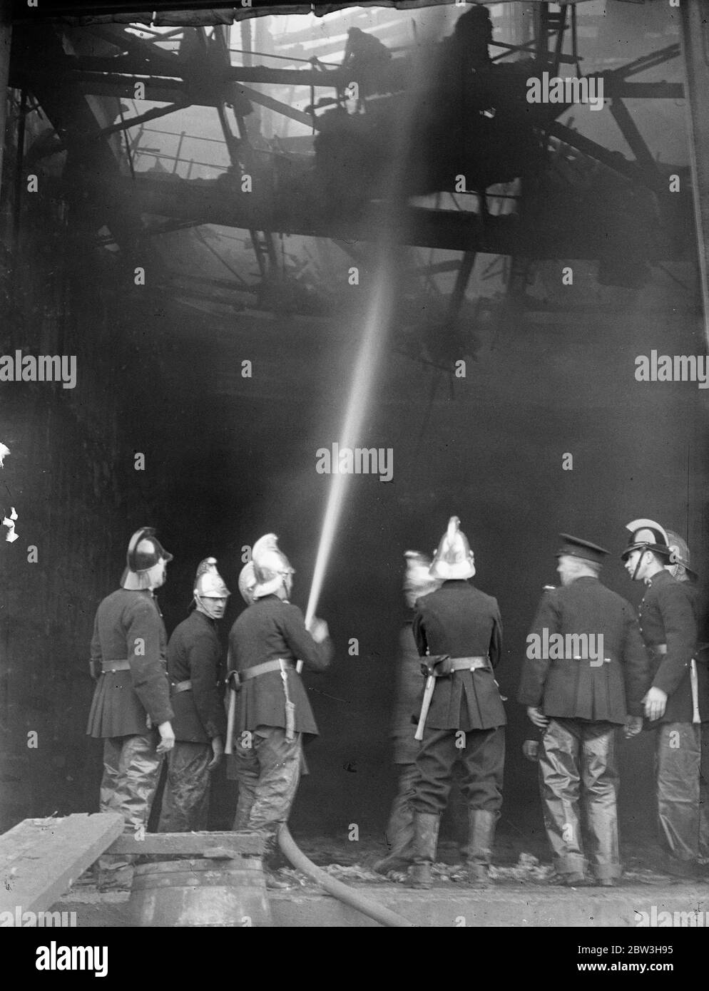Des incendies se sont fait rage dans les nouveaux studios de cinéma Denham , Buckinghamshire . Pompiers au travail à l'intérieur du bâtiment brûlé . 17 mars 1935 Banque D'Images