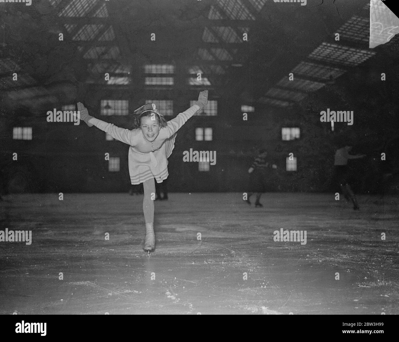Avec ailes déployées . Une fille norvégienne de 13 ans pratique à Londres pour les Jeux Olympiques . Hilland Bjoinshad dans un oiseau comme glisser sur la glace à Millbank , Londres . 19 novembre 1935 Banque D'Images