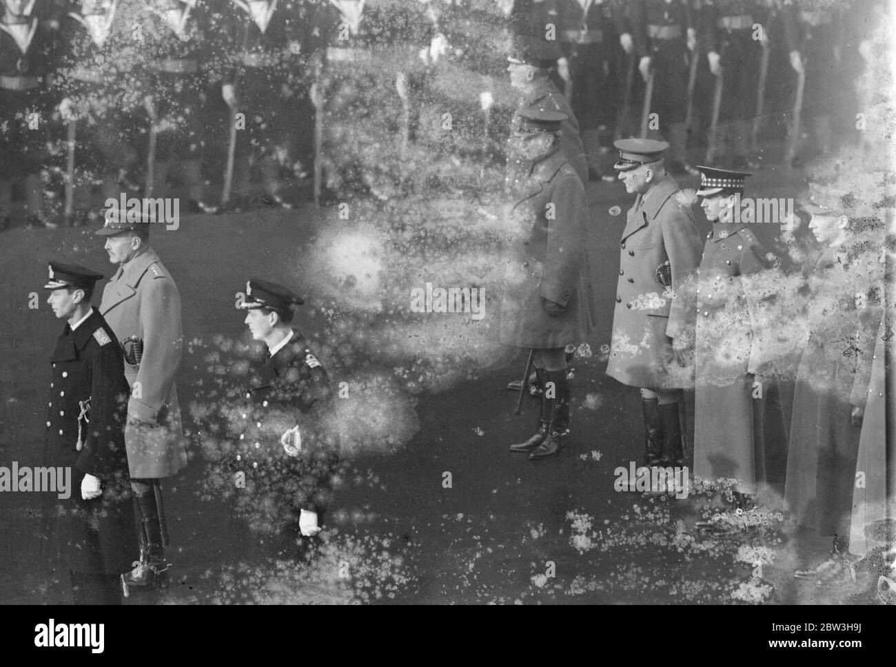 Le duc de York pose la couronne du roi sur le cénotaphe . Avec le duc d'York représentant le roi , qui a été empêché d'assister par le mauvais temps , l'anniversaire de l'armistice de 17 a été célébré en présence de dizaines de milliers de personnes au Cenotaph à Whitehall . La Reine et les autres membres de la famille royale de te regardaient les fenêtres de nerby . Photos , le duc de York pose la couronne du roi sur le Cenotaph . 11 novembre 1935 Banque D'Images