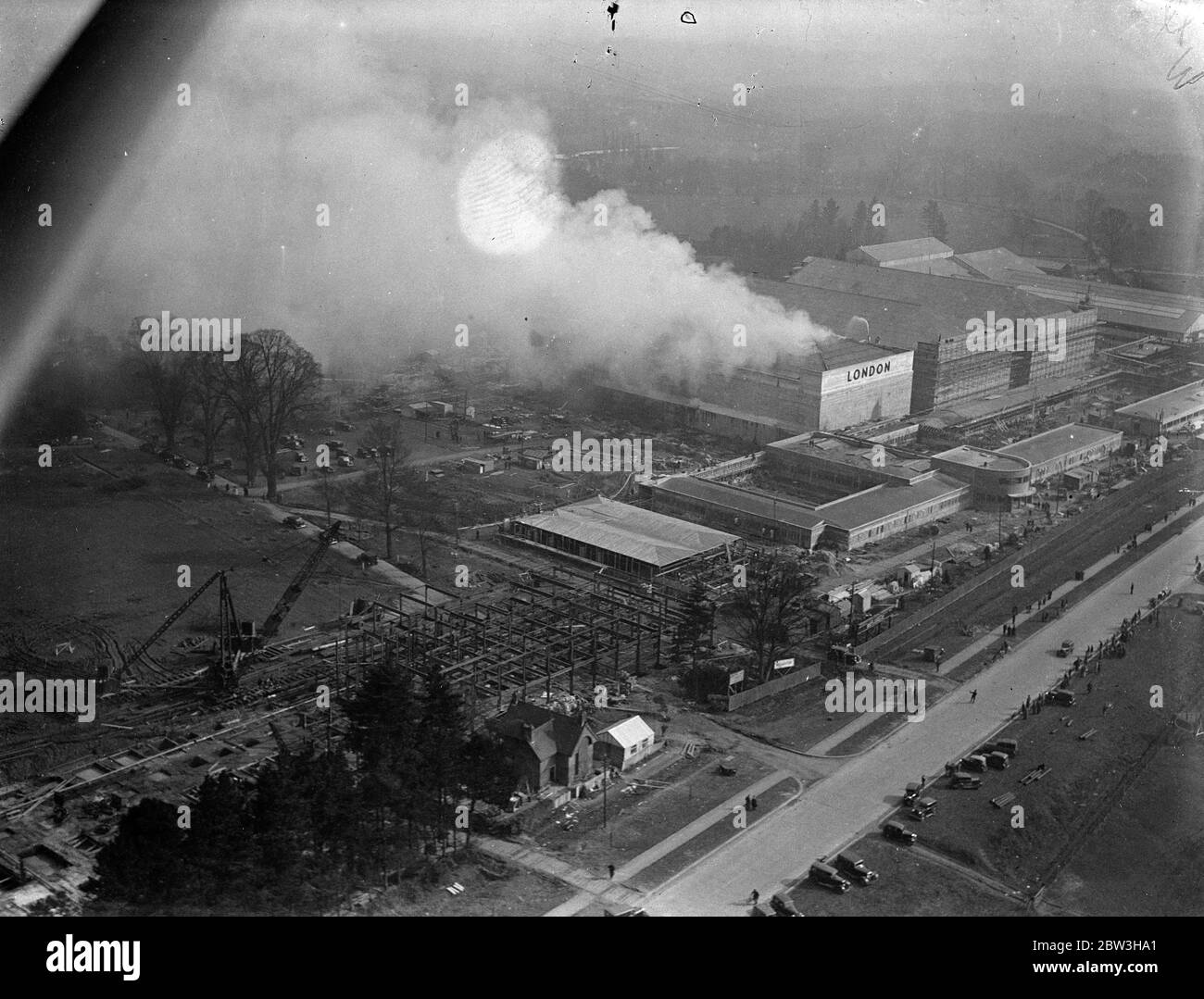 Des incendies se sont fait rage dans les nouveaux studios de cinéma Denham , Buckinghamshire . Une vue aérienne du studio flamboyant . 17 mars 1935 Banque D'Images
