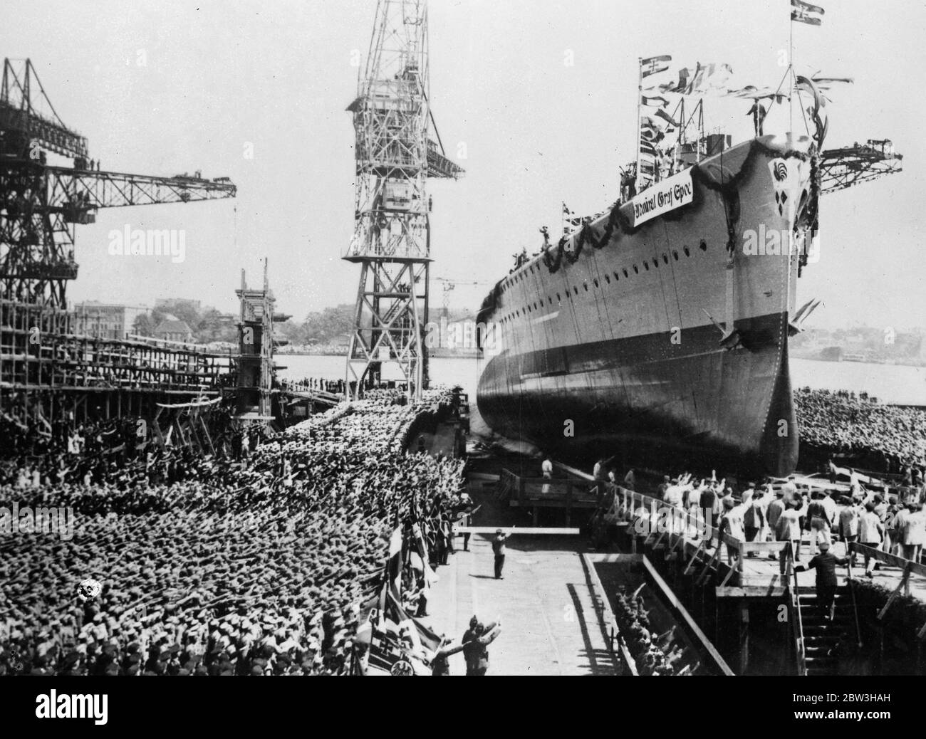 Le lancement de l'amiral Graf Spee un croiseur lourd de classe Deutschland , qui doit servir avec la Kriegsmarine d'Allemagne . Lors de son lancement, elle a été baptisée par la fille de l'amiral Maximilian von Spee, le homonyme du navire. 30 juin 1934 Banque D'Images