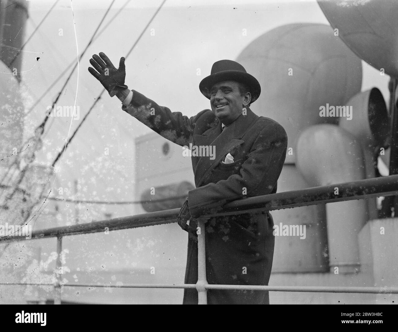 Douglas Fairbanks voiles pour l'Amérique . Douglas Fairbanks , senior , photographié au départ de Southampton . 1er janvier 1936 Banque D'Images