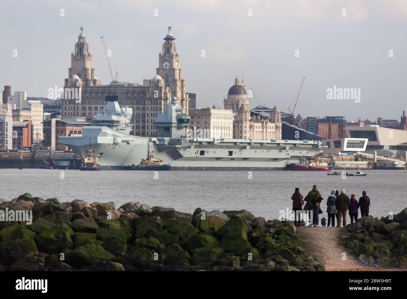 Ville de Liverpool, Angleterre. Vue du HMS Queen Elizabeth à l'amarrage du terminal de croisière de Liverpool, avec les bâtiments Cunard en arrière-plan. Banque D'Images