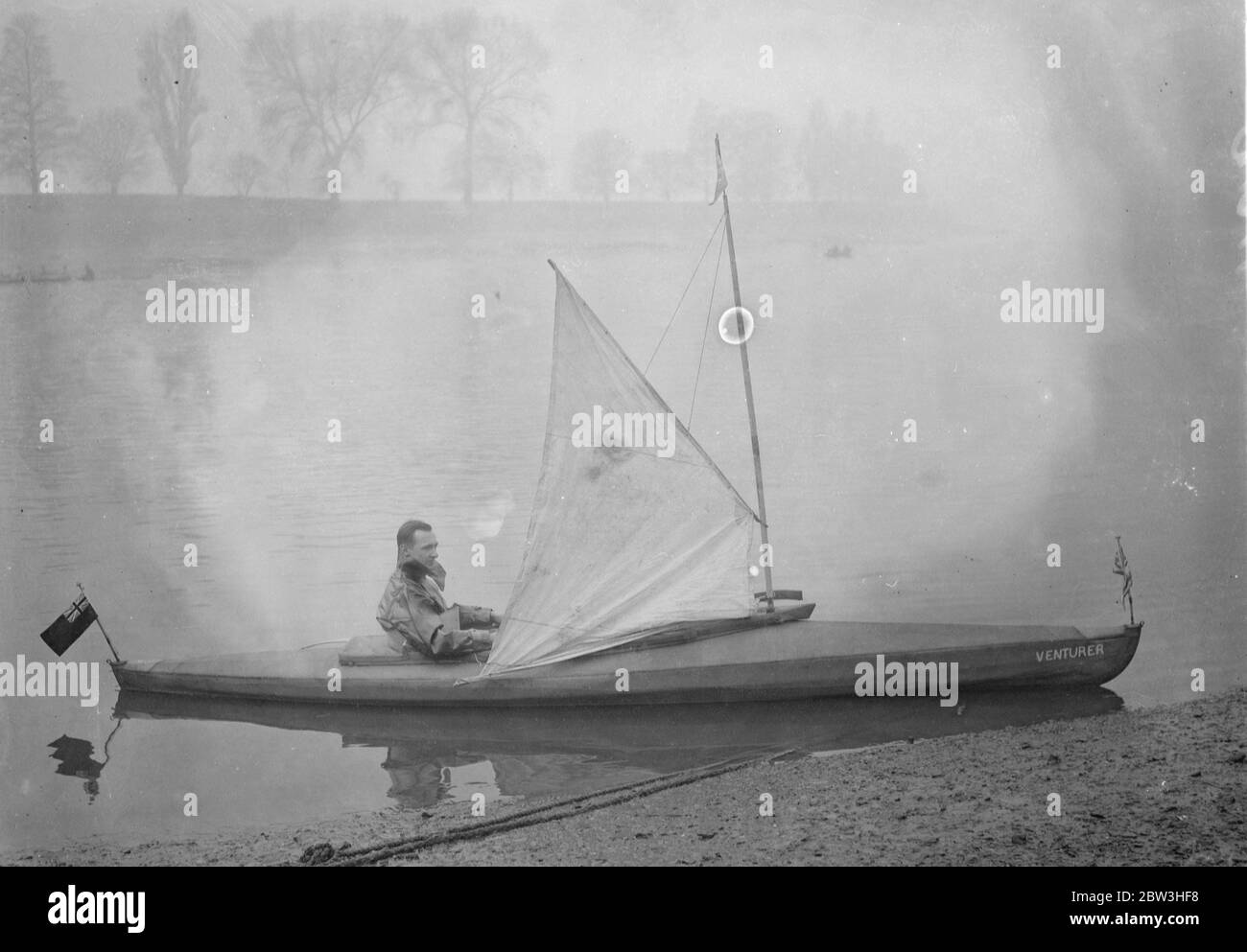 Homme de Londres pour tenter de faire du canoë-kayak à travers l'Atlantique , pour Â £ 5,000 prix . Photos : M. Leslie William Fairnie , qui propose de faire une traversée en canoë de l'Atlantique , en essayant son canoë sur la Tamise . 10 février 1935 Banque D'Images