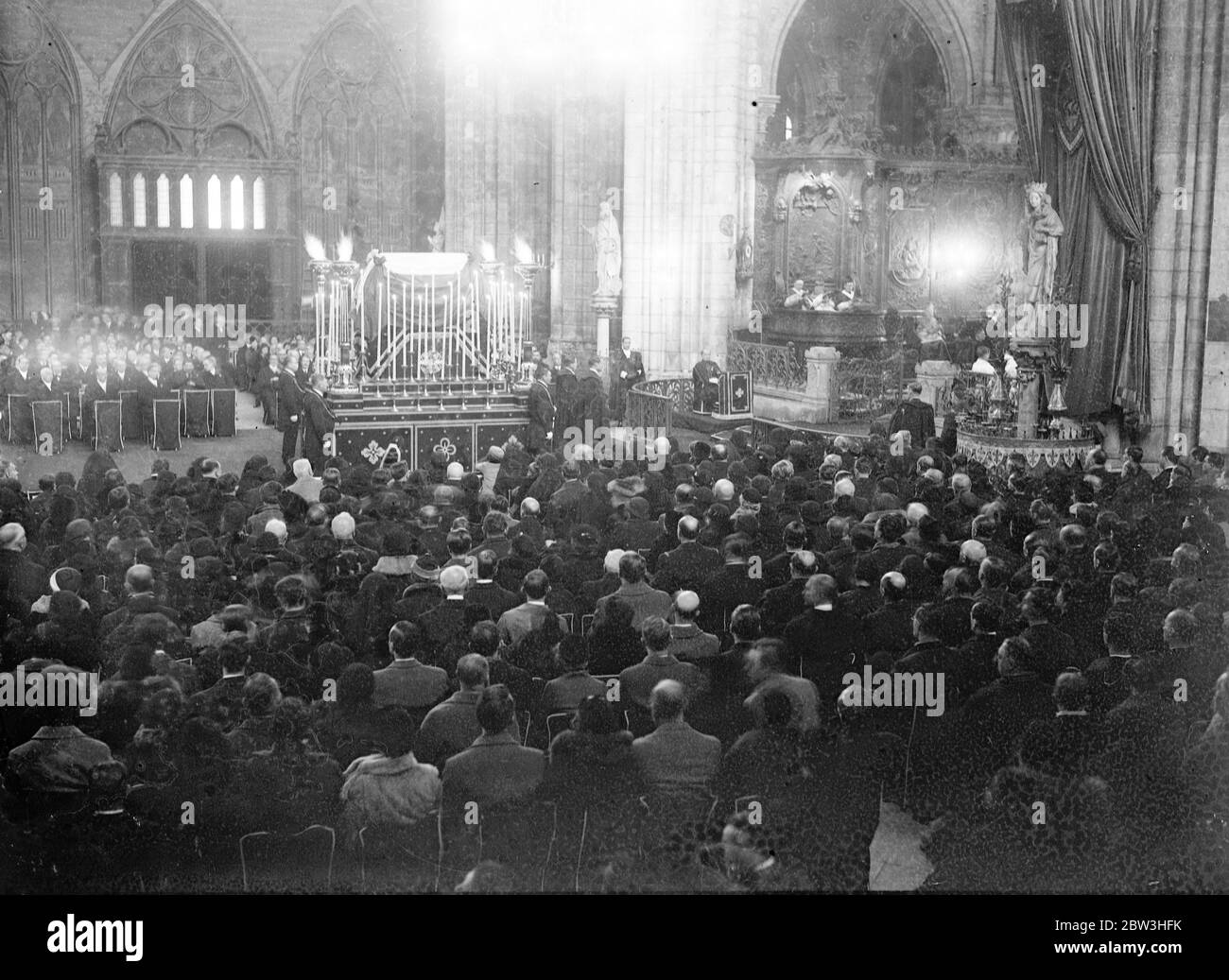 L'intérieur de la cathédrale notre Dame pendant un service . 6 février 1935 Banque D'Images