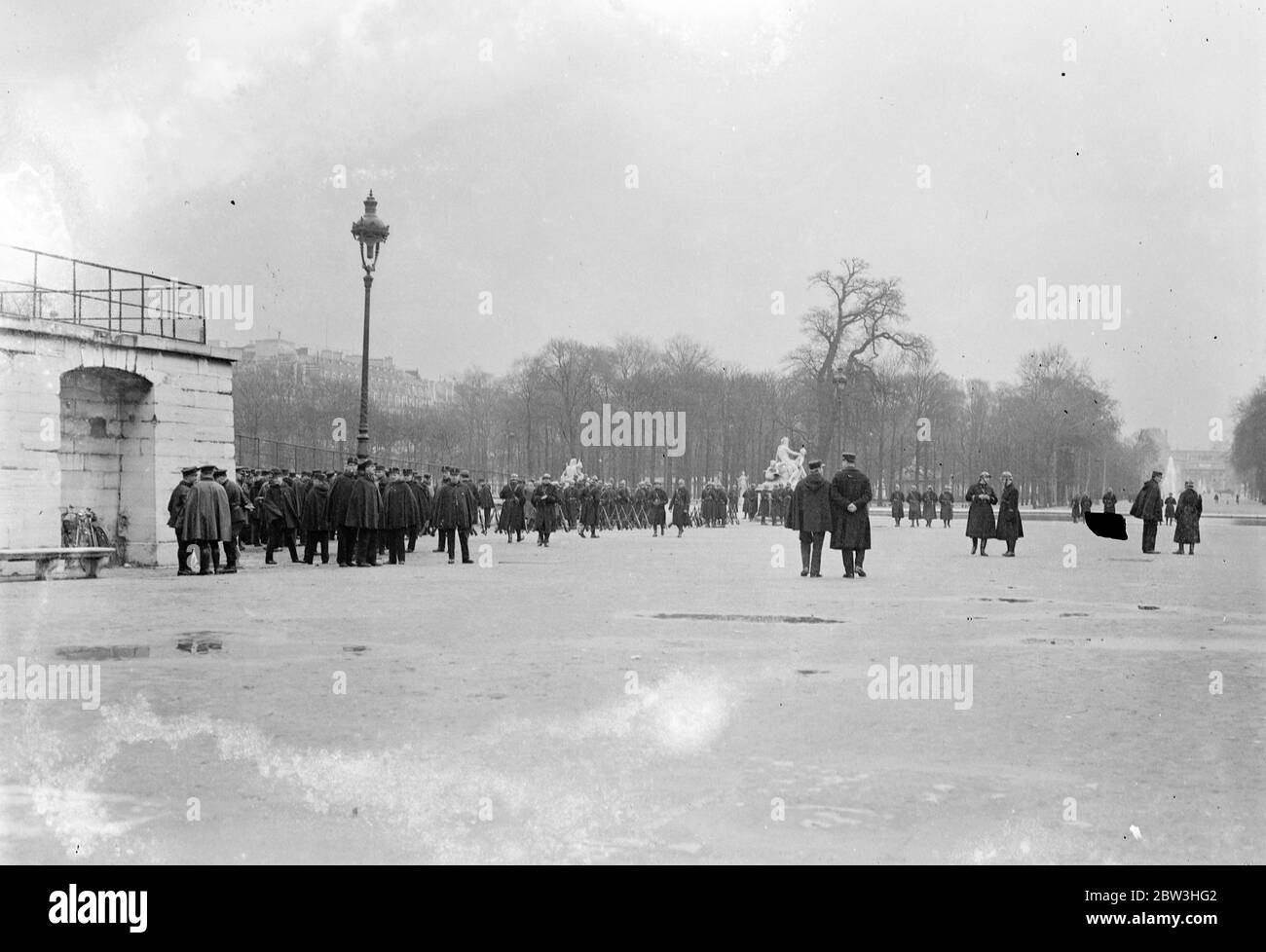 Tension à Paris à l'anniversaire des troubles Stavisky . Protections et peinture rouge . Police sur garde le long des bords de Seine . 6 février 1935 Banque D'Images