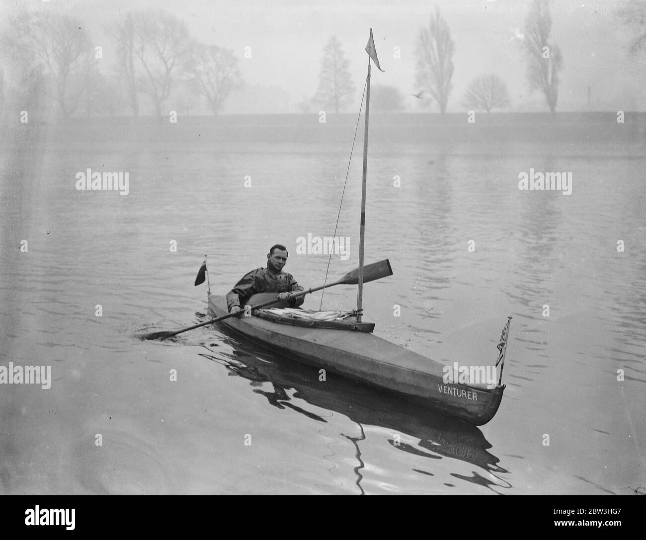 Homme de Londres pour tenter de faire du canoë-kayak à travers l'Atlantique , pour Â £ 5,000 prix . Photos : M. Leslie William Fairnie , qui propose de faire une traversée en canoë de l'Atlantique , en essayant son canoë sur la Tamise . 10 février 1935 Banque D'Images