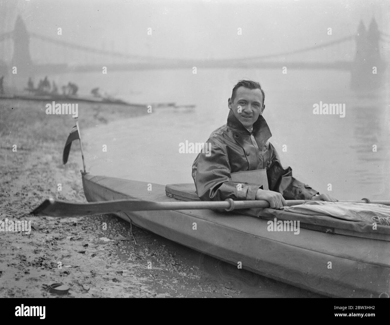 Homme de Londres pour tenter de faire du canoë-kayak à travers l'Atlantique , pour Â £ 5,000 prix . Photos : M. Leslie William Fairnie , qui propose de faire une traversée en canoë de l'Atlantique , en essayant son canoë sur la Tamise . 10 février 1935 Banque D'Images