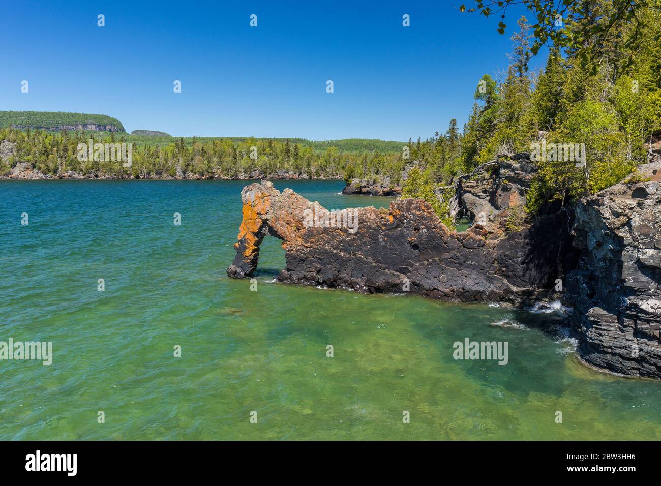 Une formation Rock Arch sur le lac supérieur Banque D'Images