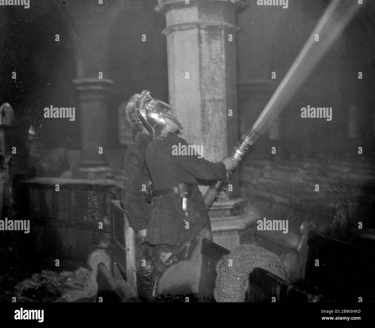 Pompiers combattent le feu à l'église de Londres . Une centaine de pompiers de vingt moteurs ont été appelés pour combattre un feu sérieux à l'église St David de Westbourne Road , Islington . Au moment où les pompiers sont arrivés , le toit était déjà une masse de flammes et des tours d'eau de 280 pieds étaient précipitées . Peu de temps après, le toit s'est effondré . 11 février 1935 Banque D'Images