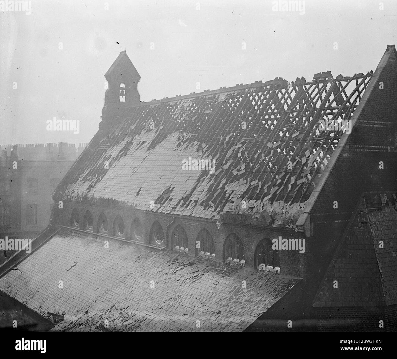 Pompiers combattent le feu à l'église de Londres . Une centaine de pompiers de vingt moteurs ont été appelés pour combattre un feu sérieux à l'église St David de Westbourne Road , Islington . Au moment où les pompiers sont arrivés , le toit était déjà une masse de flammes et des tours d'eau de 280 pieds étaient précipitées . Peu de temps après, le toit s'est effondré . Photos ; le toit brûlé de l'église . 11 février 1935 Banque D'Images
