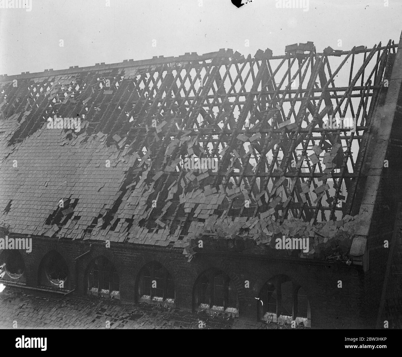 Pompiers combattent le feu à l'église de Londres . Une centaine de pompiers de vingt moteurs ont été appelés pour combattre un feu sérieux à l'église St David de Westbourne Road , Islington . Au moment où les pompiers sont arrivés , le toit était déjà une masse de flammes et des tours d'eau de 280 pieds étaient précipitées . Peu de temps après, le toit s'est effondré . Photos ; le brûlé - hors toit de l'église . 11 février 1935 Banque D'Images