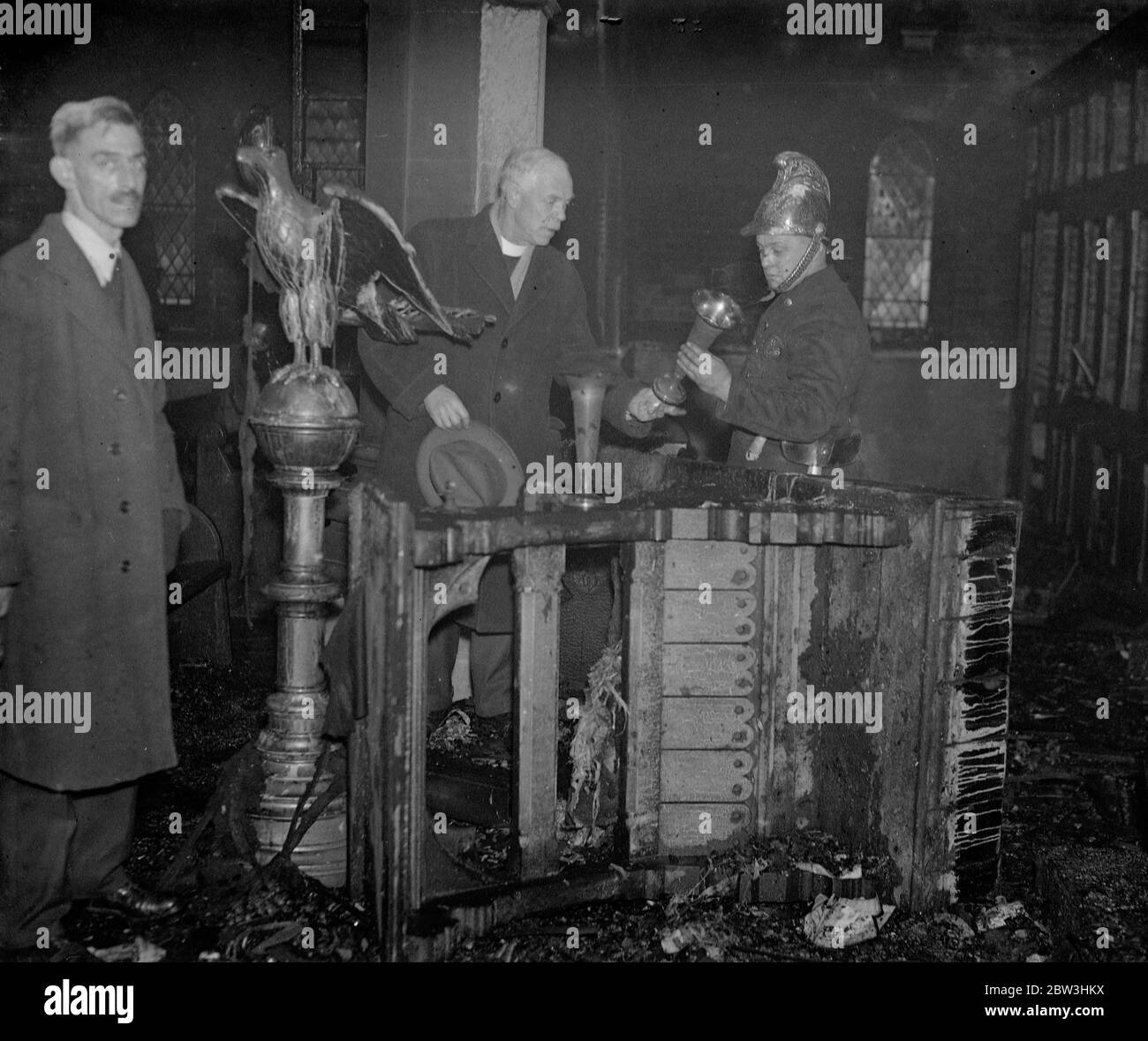 L'église de Londres détruite par le feu . Une centaine de pompiers de vingt moteurs ont été appelés pour combattre un feu sérieux à l'église St David de Westbourne Road , Islington . Au moment où les pompiers sont arrivés , le toit était déjà une masse de flammes et des tours d'eau de 280 pieds étaient précipitées . Peu de temps après, le toit s'est effondré . Photos ; le révérend H Nest , vicaire de l'église pendant 30 ans , arpentant les dégâts à l'intérieur . 11 février 1935 Banque D'Images