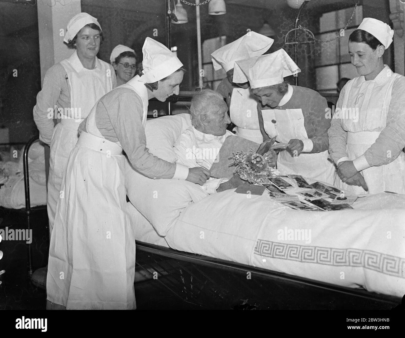 Femme Fete Son Anniversaire Banque D Image Et Photos Alamy Femme Fete Son Anniversaire Banque D Image Et Photos Alamy