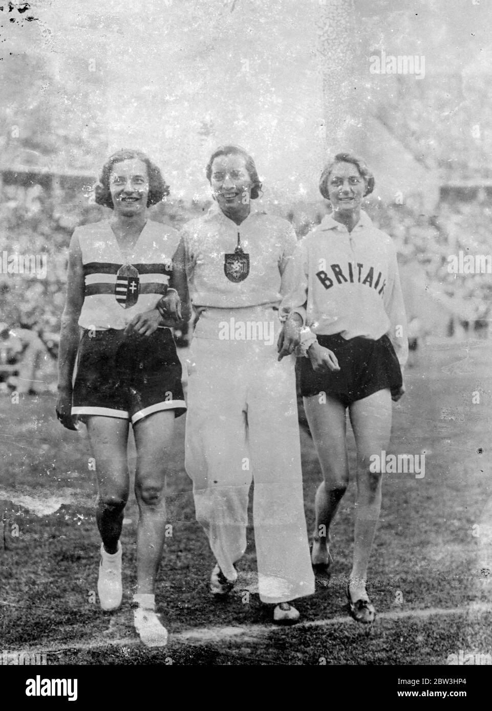 Cravates de fille anglaise dans le saut olympique élevé - puis la victoire est arrachée loin . Mlle Dorothy Odam, de Grande-Bretagne, a fait une tentative galante de gagner l'épreuve de saut en hauteur aux Jeux Olympiques de Berlin . Elle est liée avec Frauléin Ibolya Csák de Hongrie à 5 pieds . 3 dans mais dans le saut - hors de l'événement a été gagné par Fraulain Csák . Fraulain Elfriede Kaun, d'Allemagne, était troisième . Photos : Dorothy Odam ( à droite ) avec Ibolya Csák ( à gauche ) et Elfriede Kaun après l'événement . [Fille de 18 a abandonné de l'équipe britannique d'athlétisme - les suspects de short étaient trop courts parce qu'elle n'est pas amable à la discipline , Mlle Dorothy Oda Banque D'Images